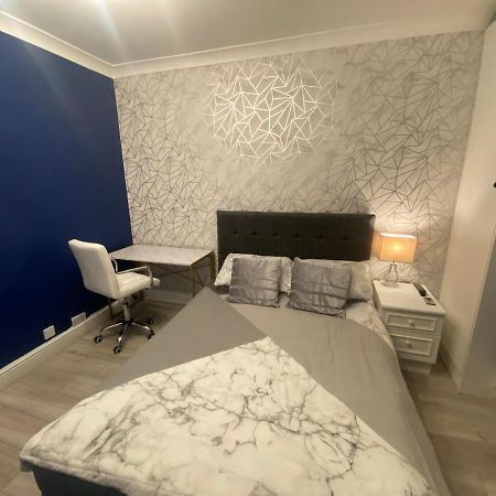 1 Bedroom Luxury Apartments By London City ภายนอก รูปภาพ