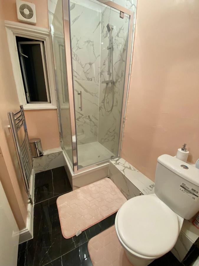 1 Bedroom Luxury Apartments By London City ภายนอก รูปภาพ