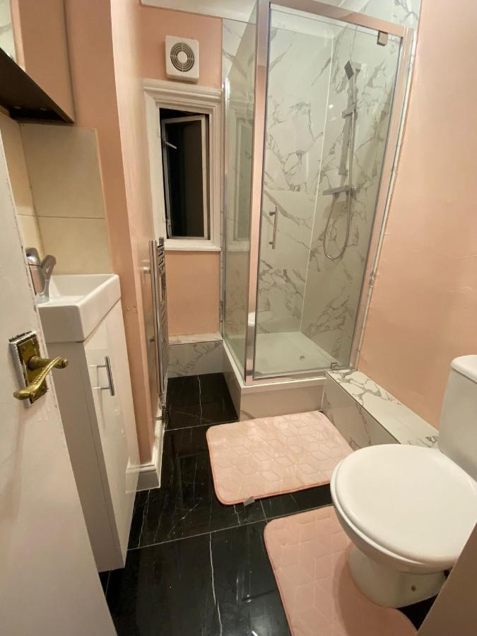 1 Bedroom Luxury Apartments By London City ภายนอก รูปภาพ